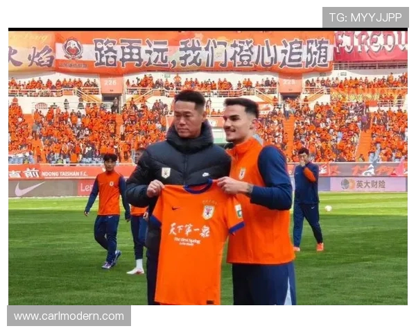 泰山队首轮大胜辽宁铁人与主场球迷热情互动庆祝嗨翻全场